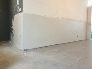 Aanbrengen van zoutmembraam op de muur voor nieuwe bepleistering