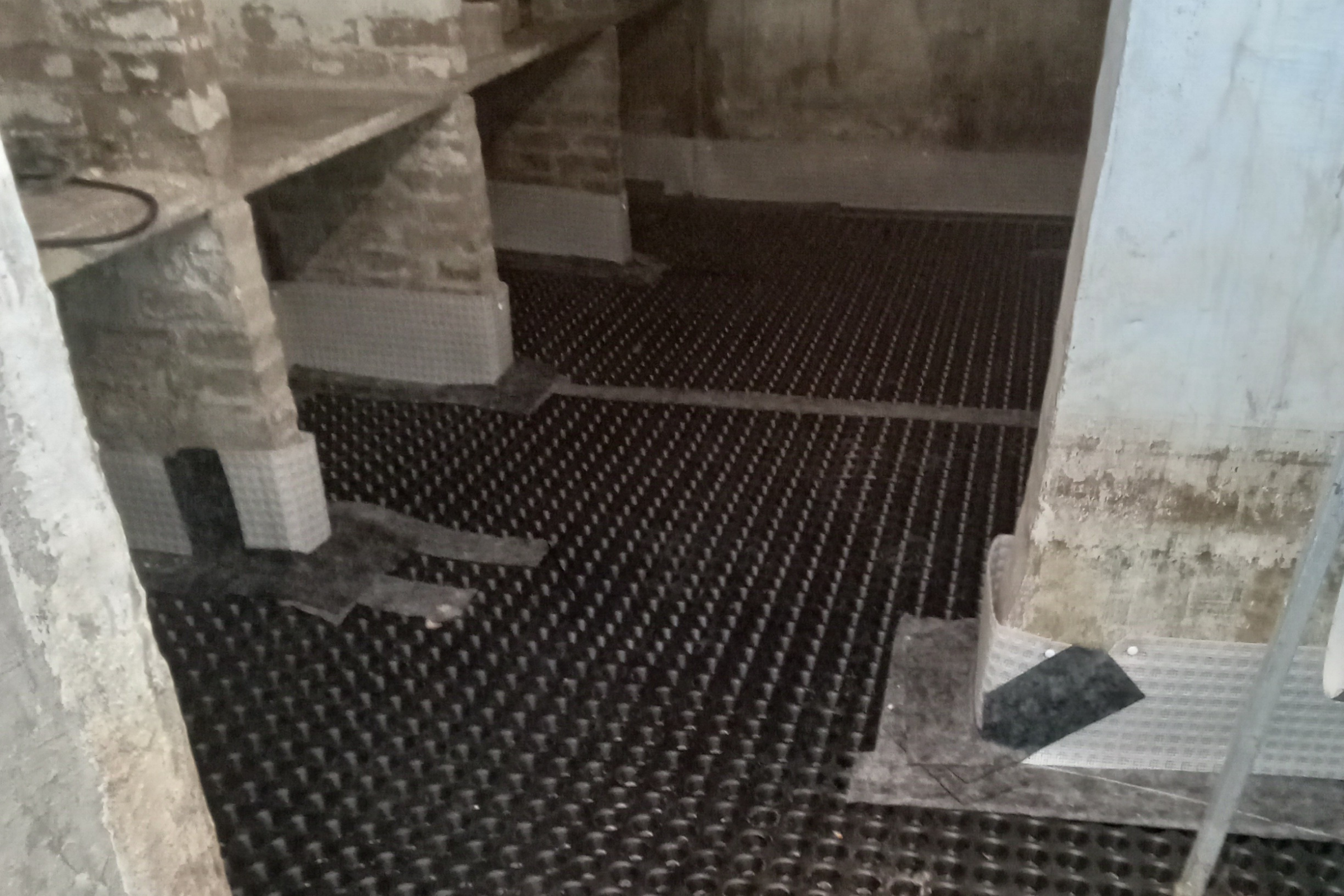 Kelderdrainage tegen een vochtige kelder
