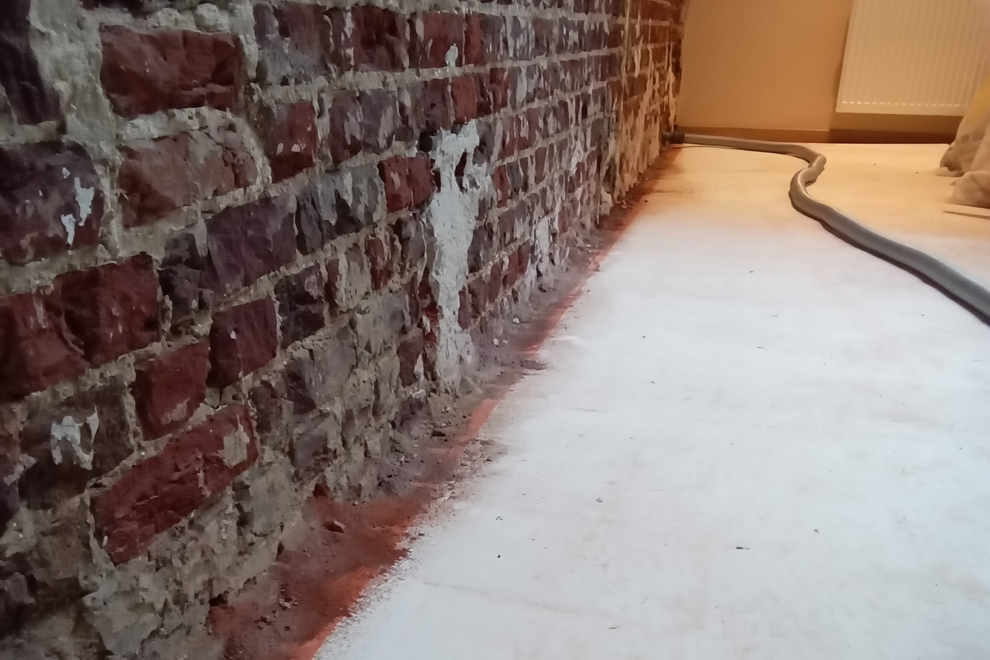 Muur met geboorde gaten als voorbereiding op muren injecteren
