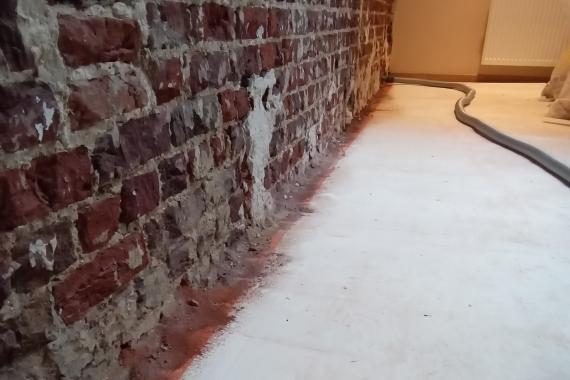 Injecteren en gaten boren als methode voor vochtbestrijding van muren