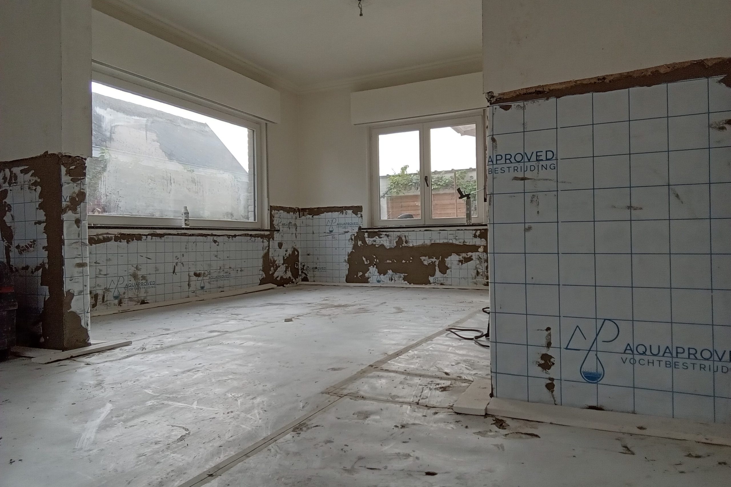 Kamer in renovatie met behandeling tegen opstijgend vocht aan de muren