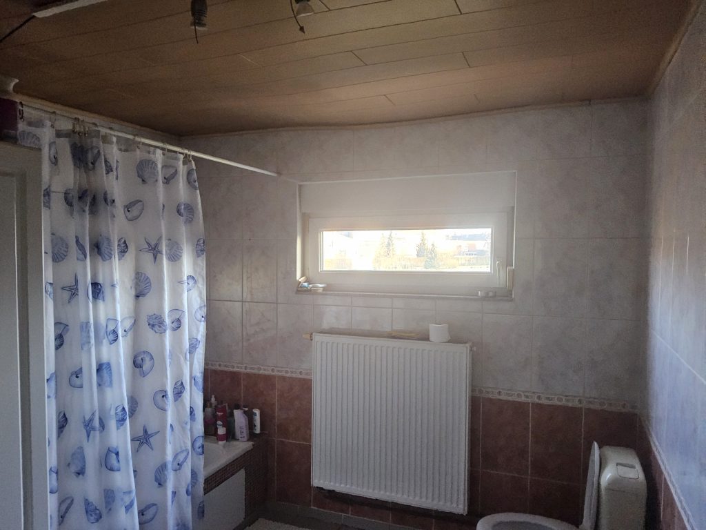 Vochtige badkamer met slechte ventilatie en risico op schimmelvorming