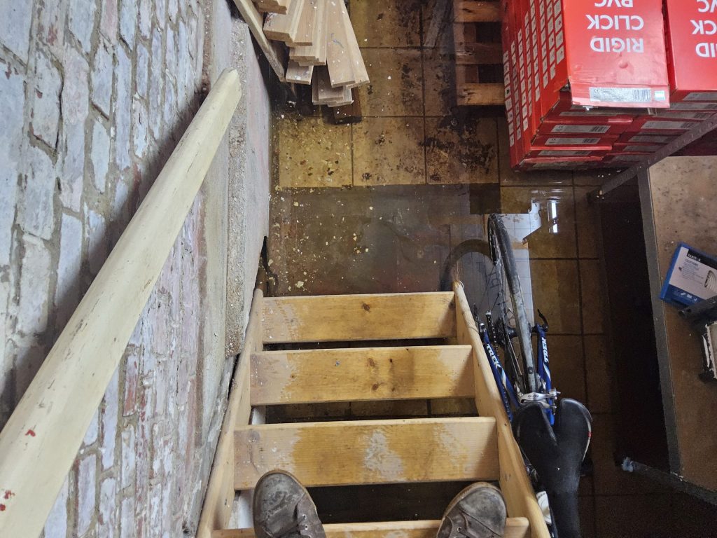 natte trappen en vloer door vocht in kelder