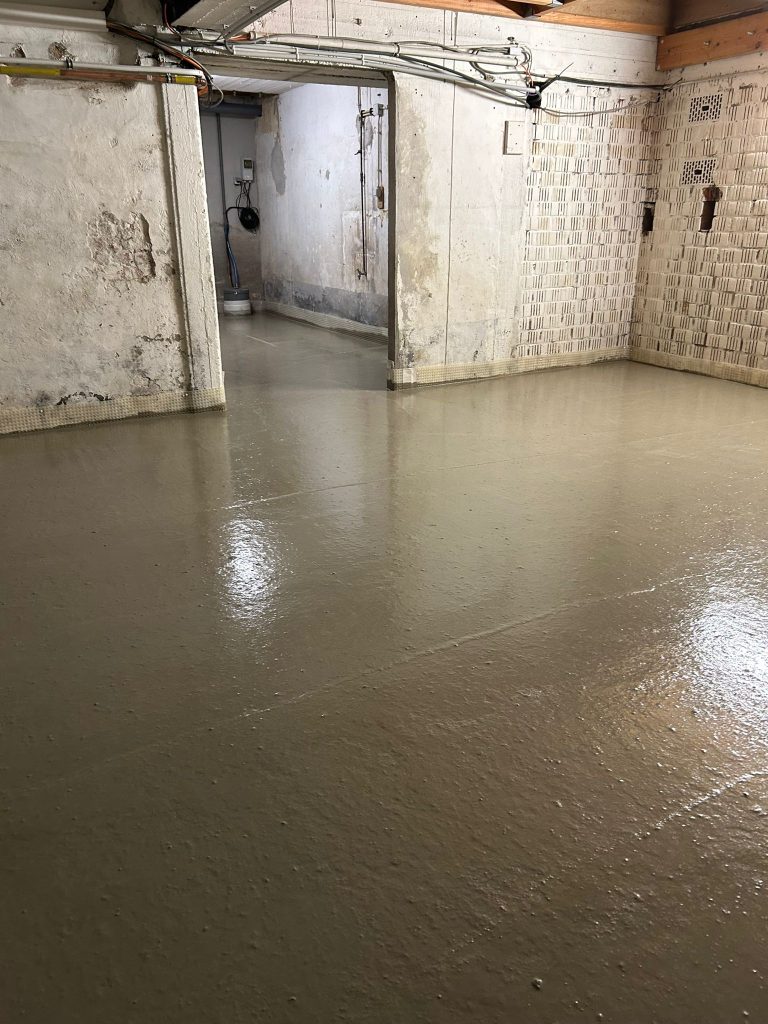 Voorbeeld van kelderdrainage als duurzame oplossing tegen schimmel en vochtproblemen in de kelder